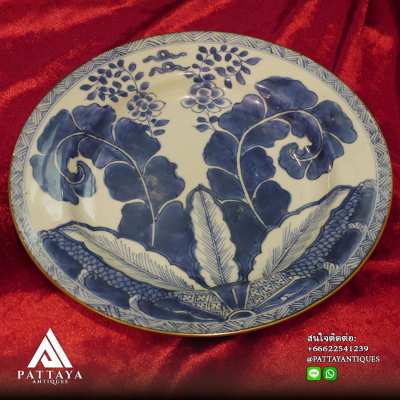 A pair of Kangxi dishes, dating from the Qing Dynasty (1661-1722)