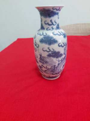 Beautifull chinese blue and white vase showing a dragon 7