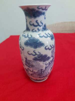 Beautifull chinese blue and white vase showing a dragon 7