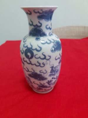 Beautifull chinese blue and white vase showing a dragon 7