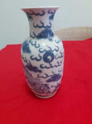 Beautifull chinese blue and white vase showing a dragon 7