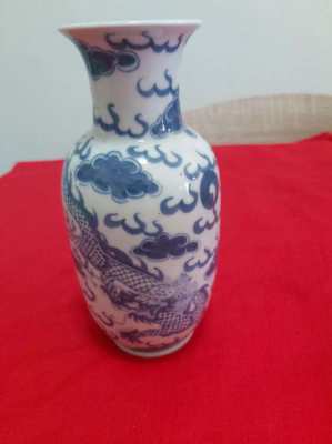 Beautifull chinese blue and white vase showing a dragon 7