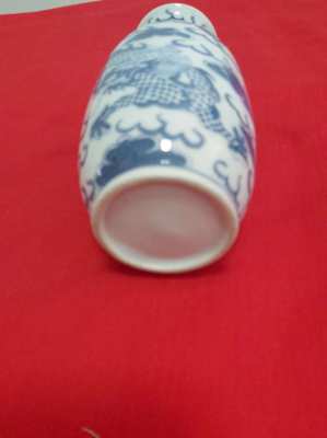 Beautifull chinese blue and white vase showing a dragon 7