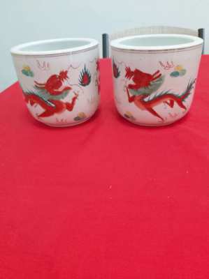 Lovely pair of chinese Jardineres/vases showing dragons