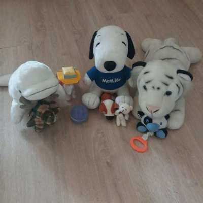 9 COLLECTABLE DOLLS-PLUSH,CUTE, BELUGA WHALE,SNOOPY,WHITED TIGER,ETC.