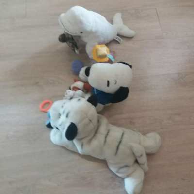 9 COLLECTABLE DOLLS-PLUSH,CUTE, BELUGA WHALE,SNOOPY,WHITED TIGER,ETC.