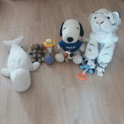 9 COLLECTABLE DOLLS-PLUSH,CUTE, BELUGA WHALE,SNOOPY,WHITED TIGER,ETC.