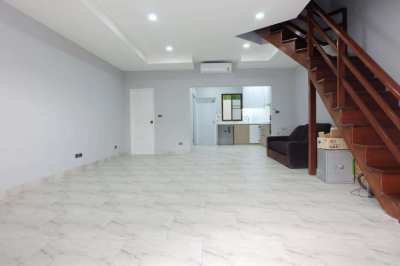 Town House for Sale New Renovated in Suwattana Garden VIllage 