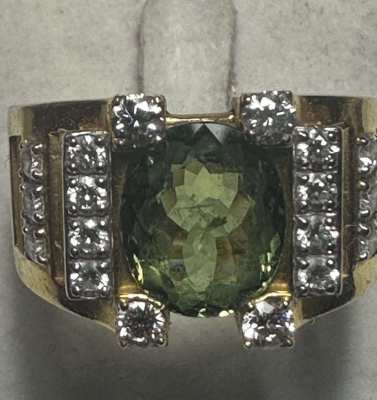 Gold ring whit Demantoid Garnet and diamond