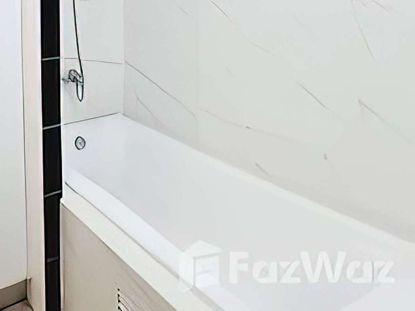 Used Acrylic Bathtub in excellent condition