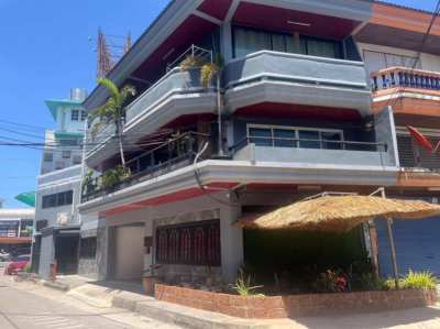 Big property , center Pattaya , swimming pool , 6 bedrooms : 8.5 M 