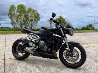 Triumph Street Triple 765 RS - 123 HP 166 kg dry weight Streetfighter