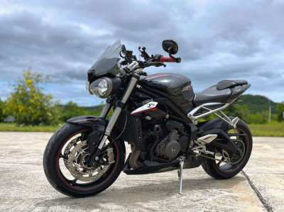 Triumph Street Triple 765 RS - 123 HP 166 kg dry weight Streetfighter