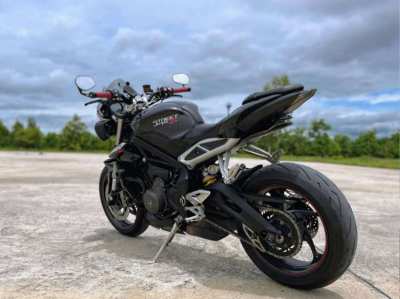 Triumph Street Triple 765 RS - 123 HP 166 kg dry weight Streetfighter