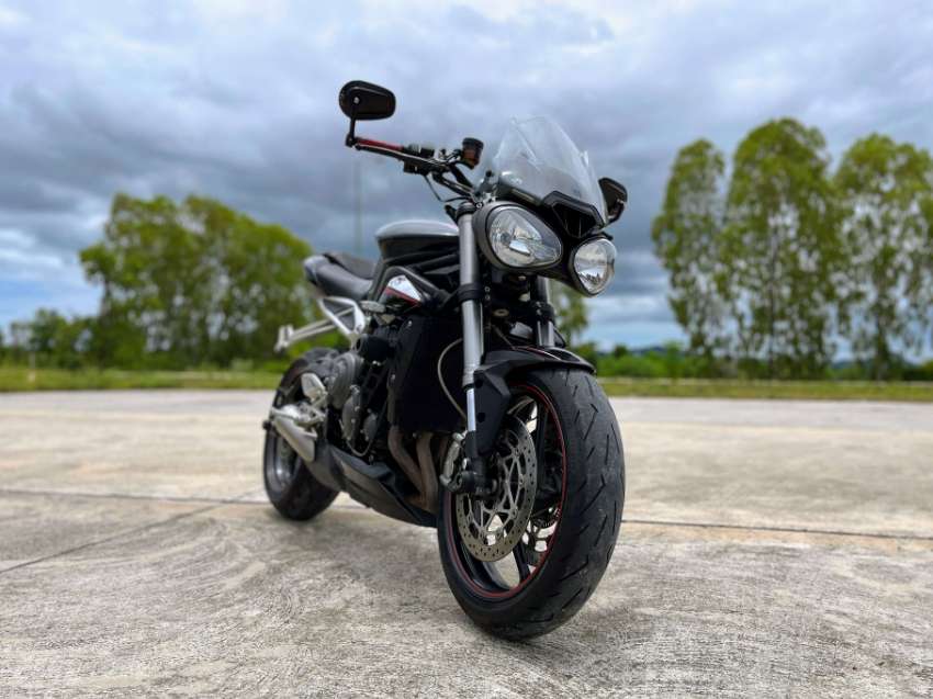 Triumph Street Triple 765 RS - 123 HP 166 kg dry weight Streetfighter