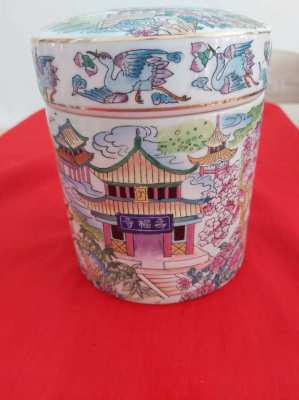 Superb chinese tea caddy showing Pagodas with mark to base