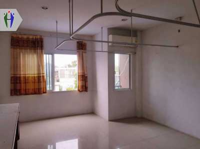 Commercial building, 2 units, for rent 25,000 baht. 