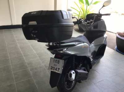 MINT CONDITION PCX 160 with Givi box