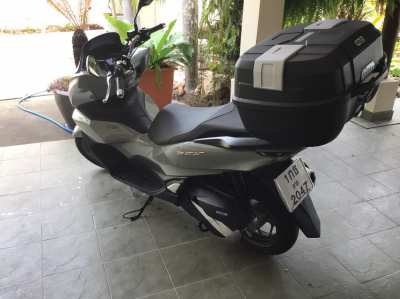 MINT CONDITION PCX 160 with Givi box