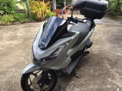 MINT CONDITION PCX 160 with Givi box