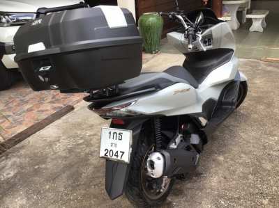 MINT CONDITION PCX 160 with Givi box