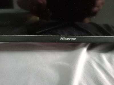 HISENCE 40 INCH TV NEVER USED WITH WALL MOUNT.