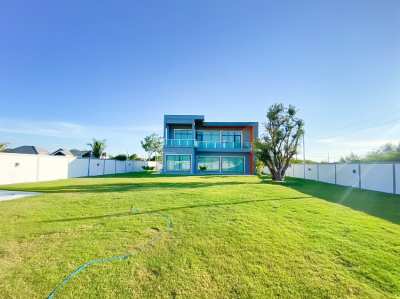 Luxury Modern Home with Breathtaking Mountain Views!