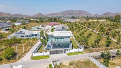 Luxury Modern Home with Breathtaking Mountain Views!