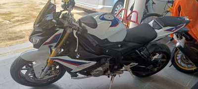 Almost brand new naked BMW S1000R