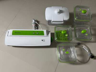 FoodSaver V2244 Vacuum + 5 containers