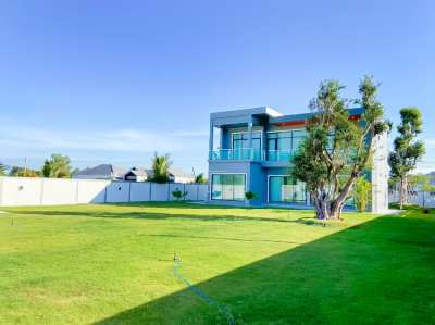 Luxury Modern Home with Breathtaking Mountain Views!