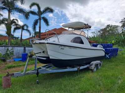 Catamaran 2 x 90 hp with cabin, well maintained