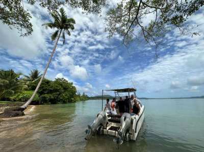 Catamaran 2 x 90 hp with cabin, well maintained