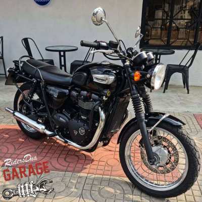 Beautiful Triumph Bonneville Black T100 2016, Ready to ROCK n ROLL. 