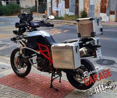 Beautiful White / Red Frame BMW F800GS 2016