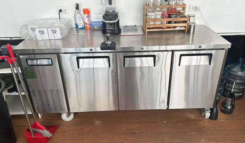 3 doors under counter chiller