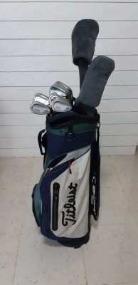 Complete set of golf clubs with bag