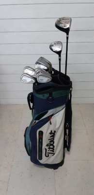 Complete set of golf clubs with bag