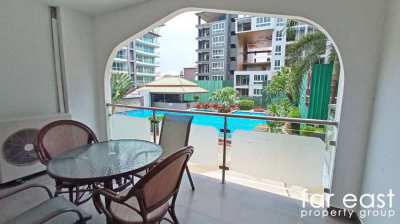 Spacious Tudor Court Pool View One Bedroom