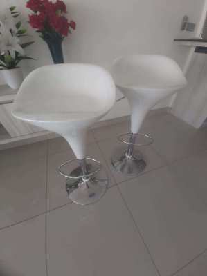 2 bar stools