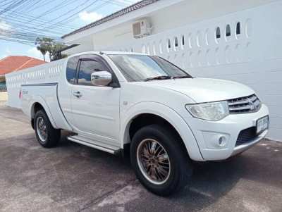 Mitsubishi triton cab auto white for foreigner  