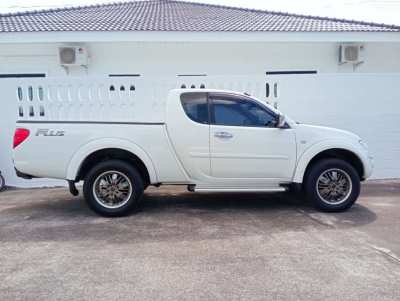 Mitsubishi triton cab auto white for foreigner  