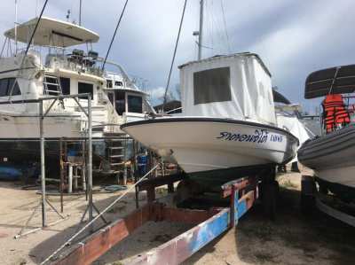 BOSTON WHALER DAUNTLES 220. THE UNSINKABLE LEGEND, THAI FLAG