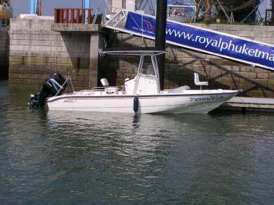 BOSTON WHALER DAUNTLES 220. THE UNSINKABLE LEGEND, THAI FLAG