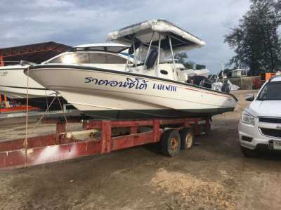 BOSTON WHALER DAUNTLES 220. THE UNSINKABLE LEGEND, THAI FLAG