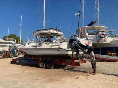 BOSTON WHALER DAUNTLES 220. THE UNSINKABLE LEGEND, THAI FLAG