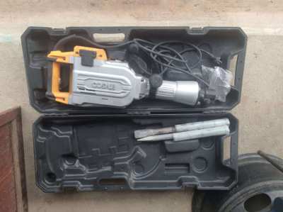 INECO INDUSTRIAL HAMMER AS NEW COMES WITH 2 CHISELS AND ORIGINAL TOOLS