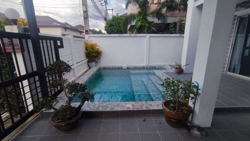 SEMI-DETACHED CITY VILLA WITH PRIVATE POOL 