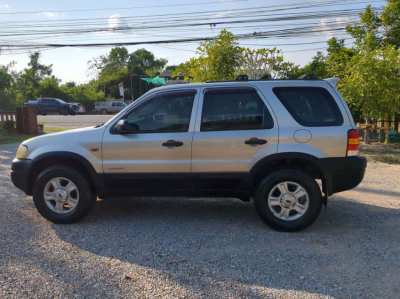 FORD ESCAPE Compact SUV 2004. GREAT DEAL, runs well.