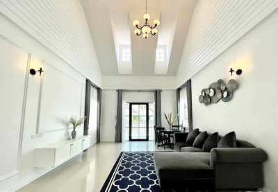 H472 Hot sale: Pool Villa. Fully furnished Soi Phonprapanimit 22. 